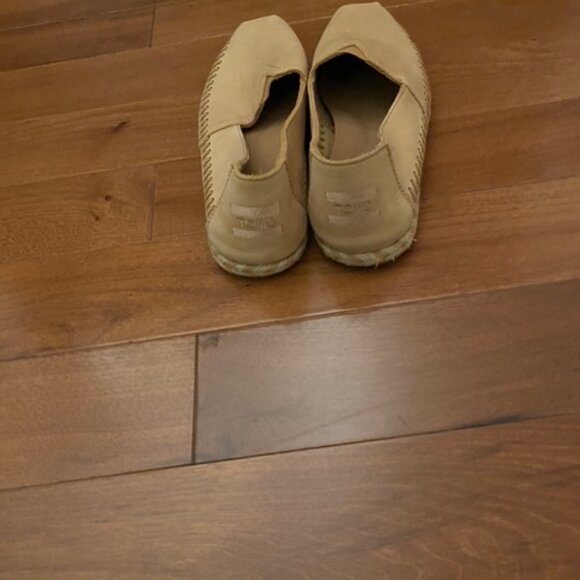 Tom's Slip-Ons Size 7 - Picture 3 of 4